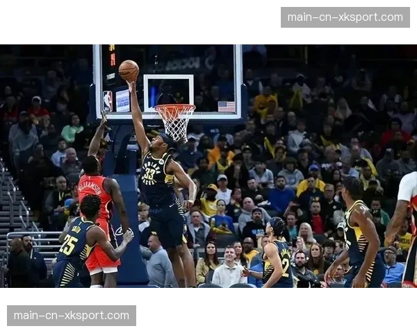 镜头捕捉：锡安冲击内线吸引四人包夹，精准分球助墨菲命中空位三分